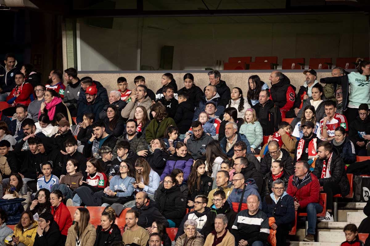 Búscate en la grada del Granada femenino-Atlético de Madrid
