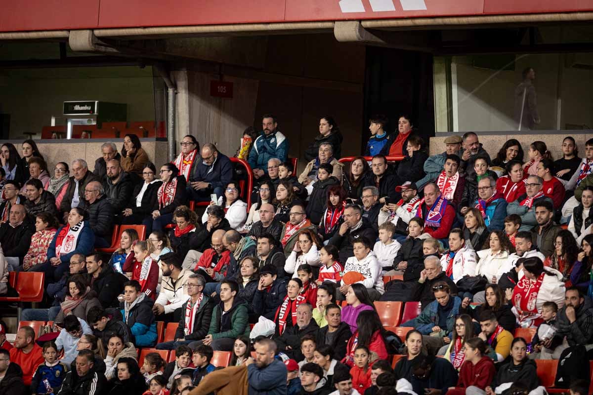 Búscate en la grada del Granada femenino-Atlético de Madrid