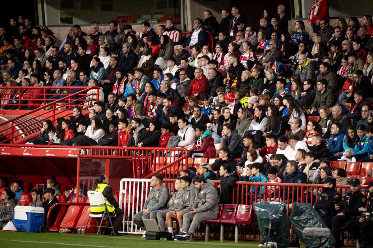 Búscate en la grada del Granada femenino-Atlético de Madrid