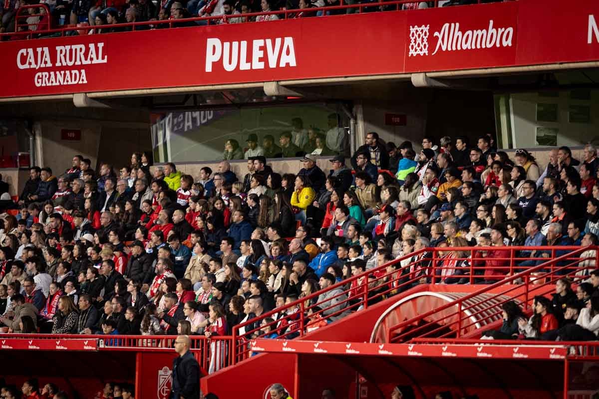 Búscate en la grada del Granada femenino-Atlético de Madrid