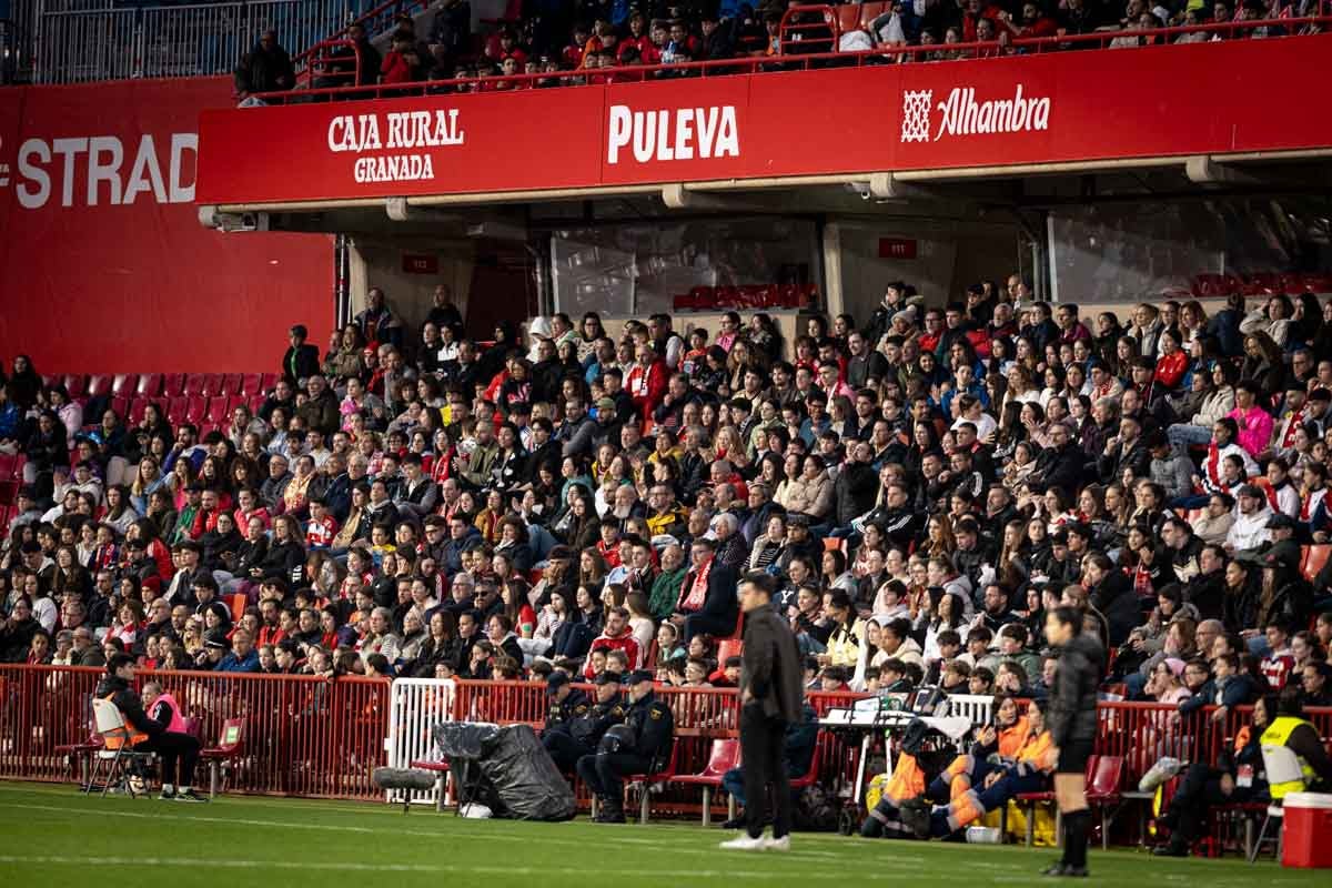 Búscate en la grada del Granada femenino-Atlético de Madrid