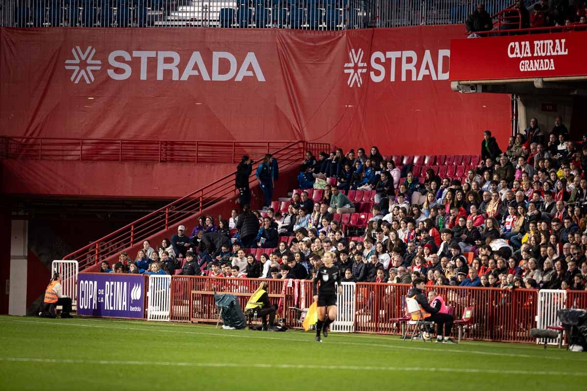 Búscate en la grada del Granada femenino-Atlético de Madrid