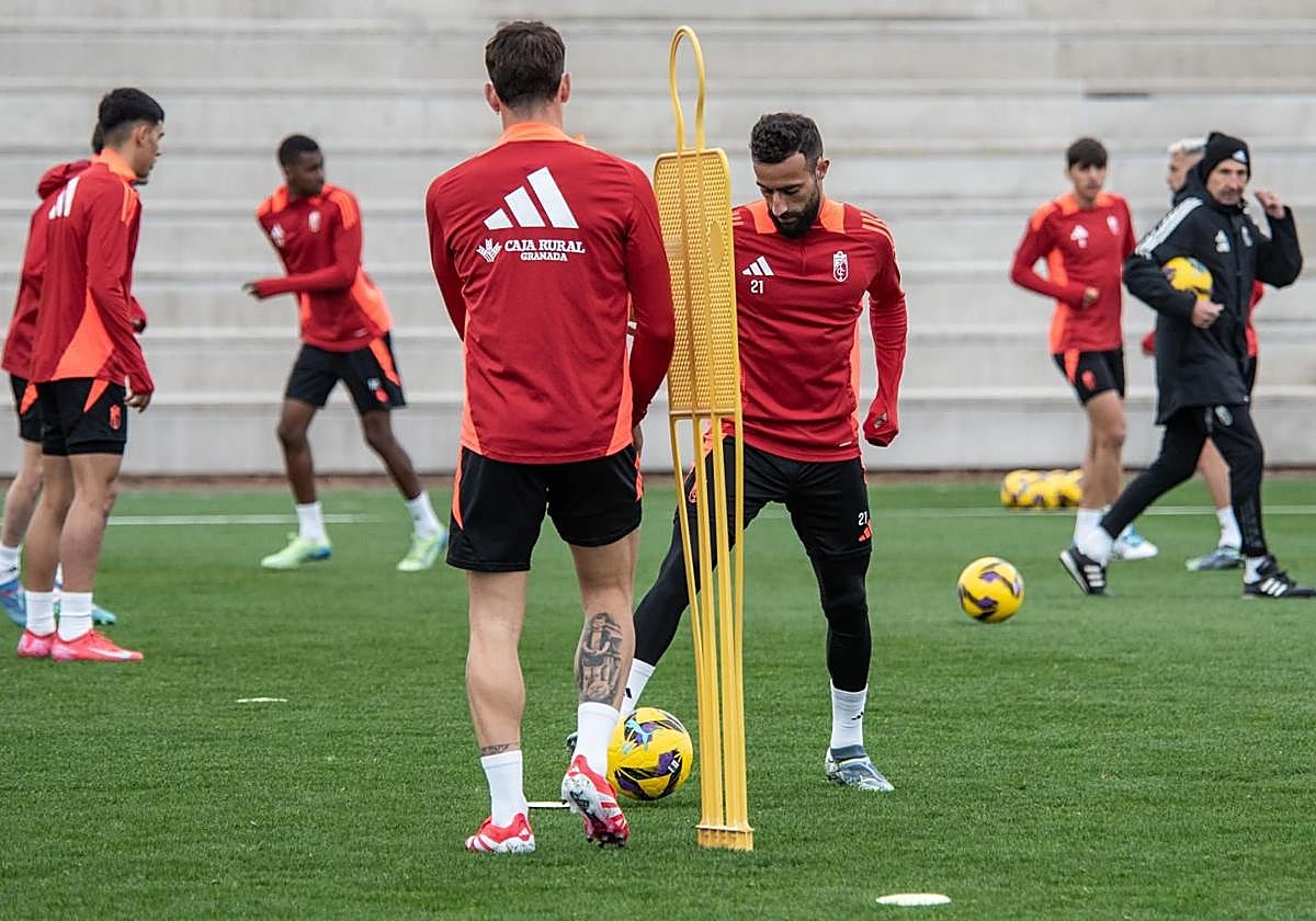Un instante del entrenamiento de este miércoles en la Ciudad Deportiva del Granada.