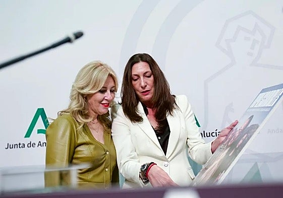 Carolina España y la consejera de Igualdad, Loles López, este miércoles tras el Consejo de Gobierno.