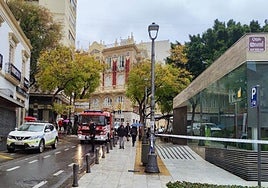 Bomberos y Policía Local en el entorno de los Refugios durante el desalojo.