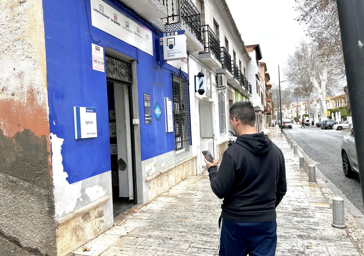 José Antonio, a las puertas de su negocio en Vélez de Benaudalla.