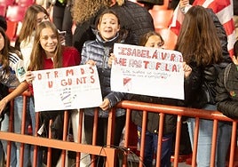 Jóvenes aficionadasdel Granada reclamanla atención de lasfutbolistas que admiran durante el partido en Los Cármenes.