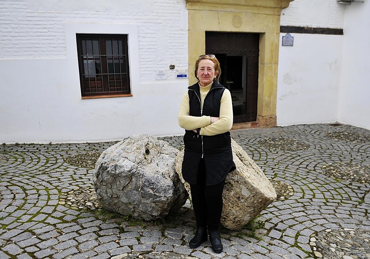 Concejala de Fiestas, Servicios Sociales, Tradiciones y Cultura del Ayuntamiento de Nigüelas, Mari Carmen Alarcón López, en la plaza de la Casa Consistorial.