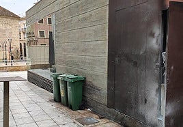 Cuadro eléctrico incendiado junto al acceso a los Refugios de la Guerra Civil de Almería.