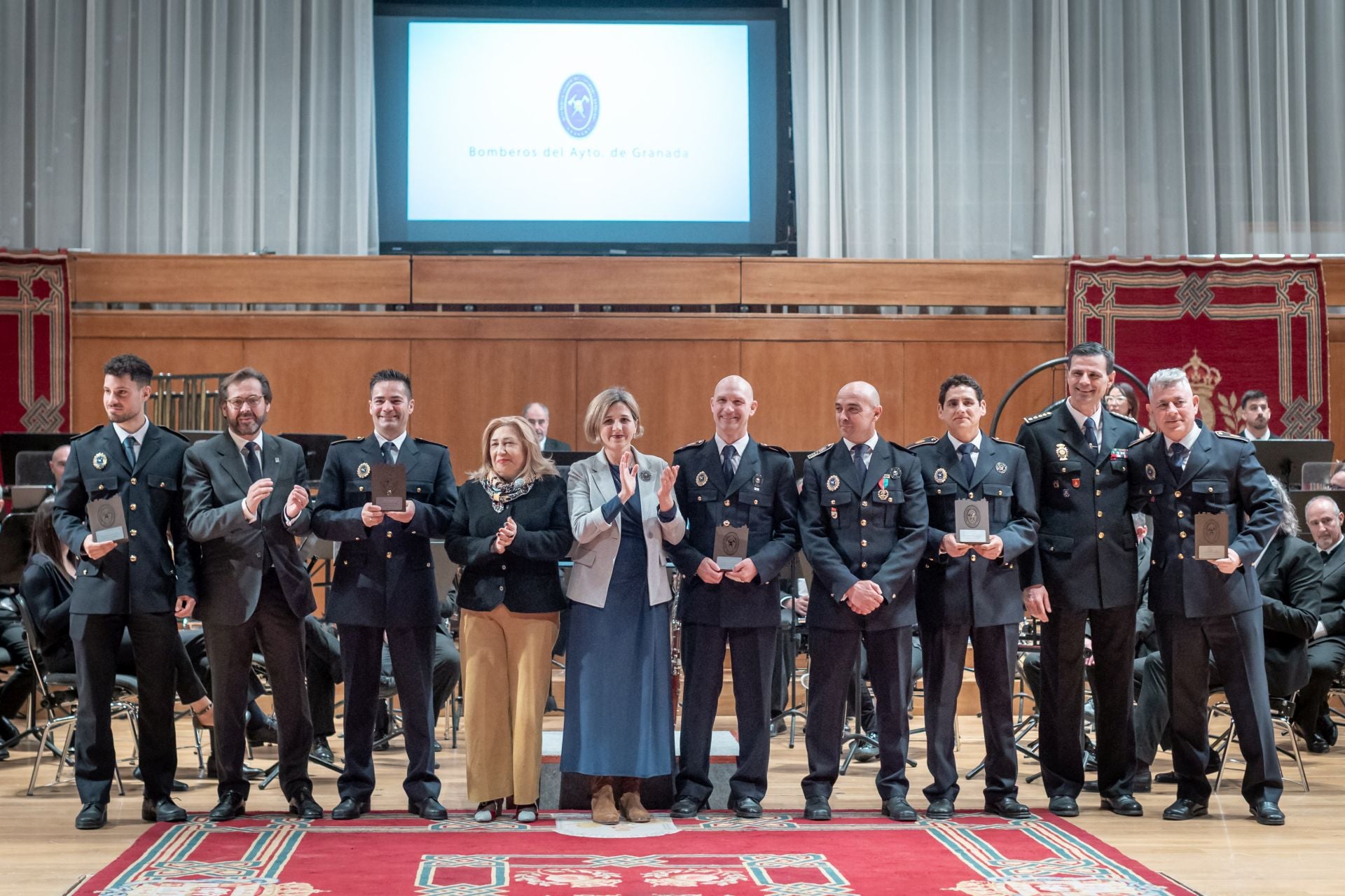 Entrega de los ascensos y los reconocimientos por labores especiales.