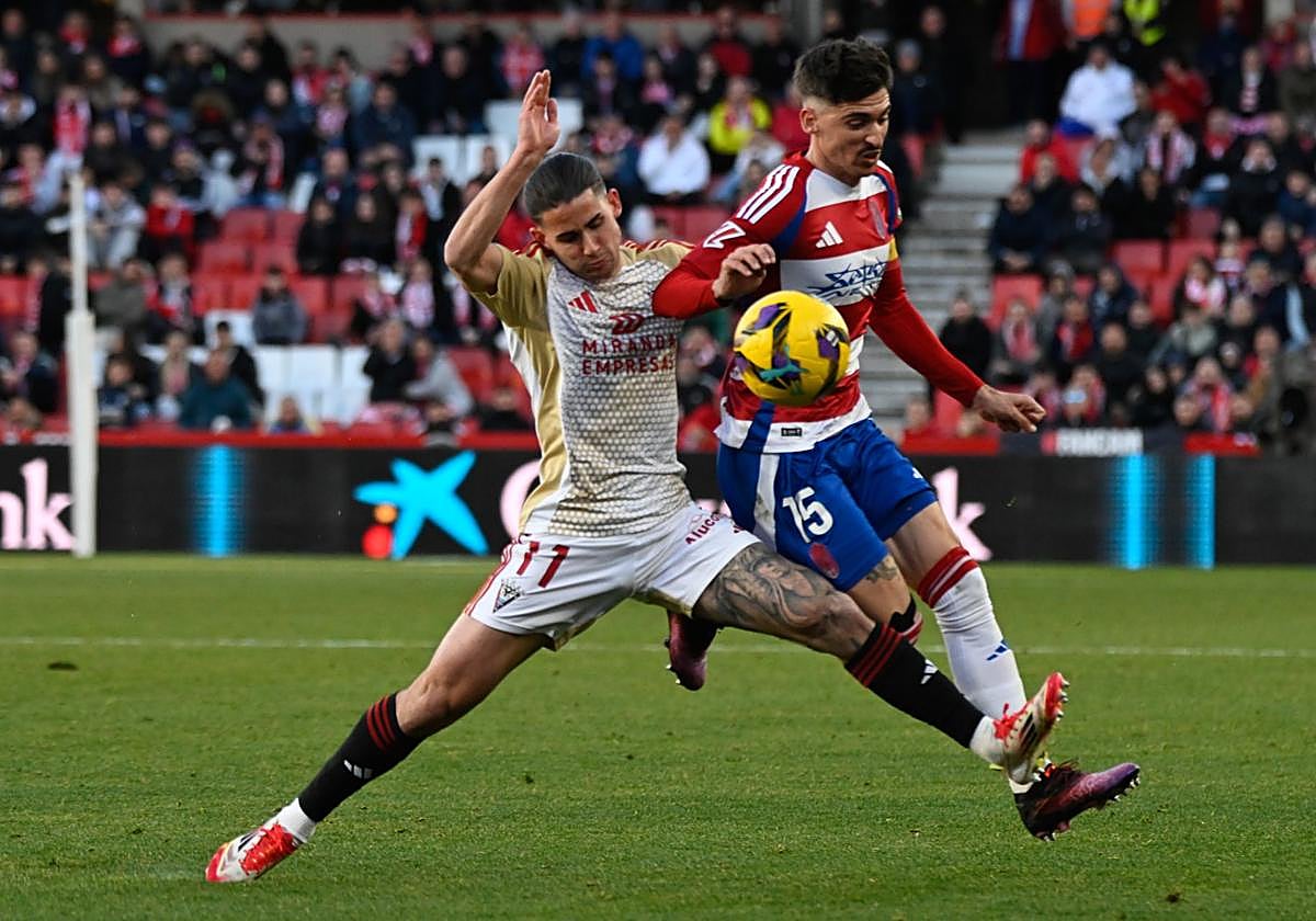 Carlos Neva, en el partido ante el Mirandés, en el que regresó a competir tras su anterior lesión muscular.