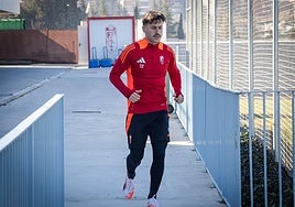 Ricard Sánchez sale a entrenar para una sesión reciente en la Ciudad Deportiva del Granada.