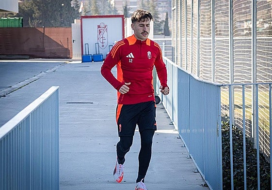 Ricard Sánchez sale a entrenar para una sesión reciente en la Ciudad Deportiva del Granada.