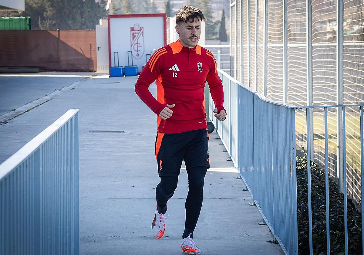 Ricard Sánchez sale a entrenar para una sesión reciente en la Ciudad Deportiva del Granada.