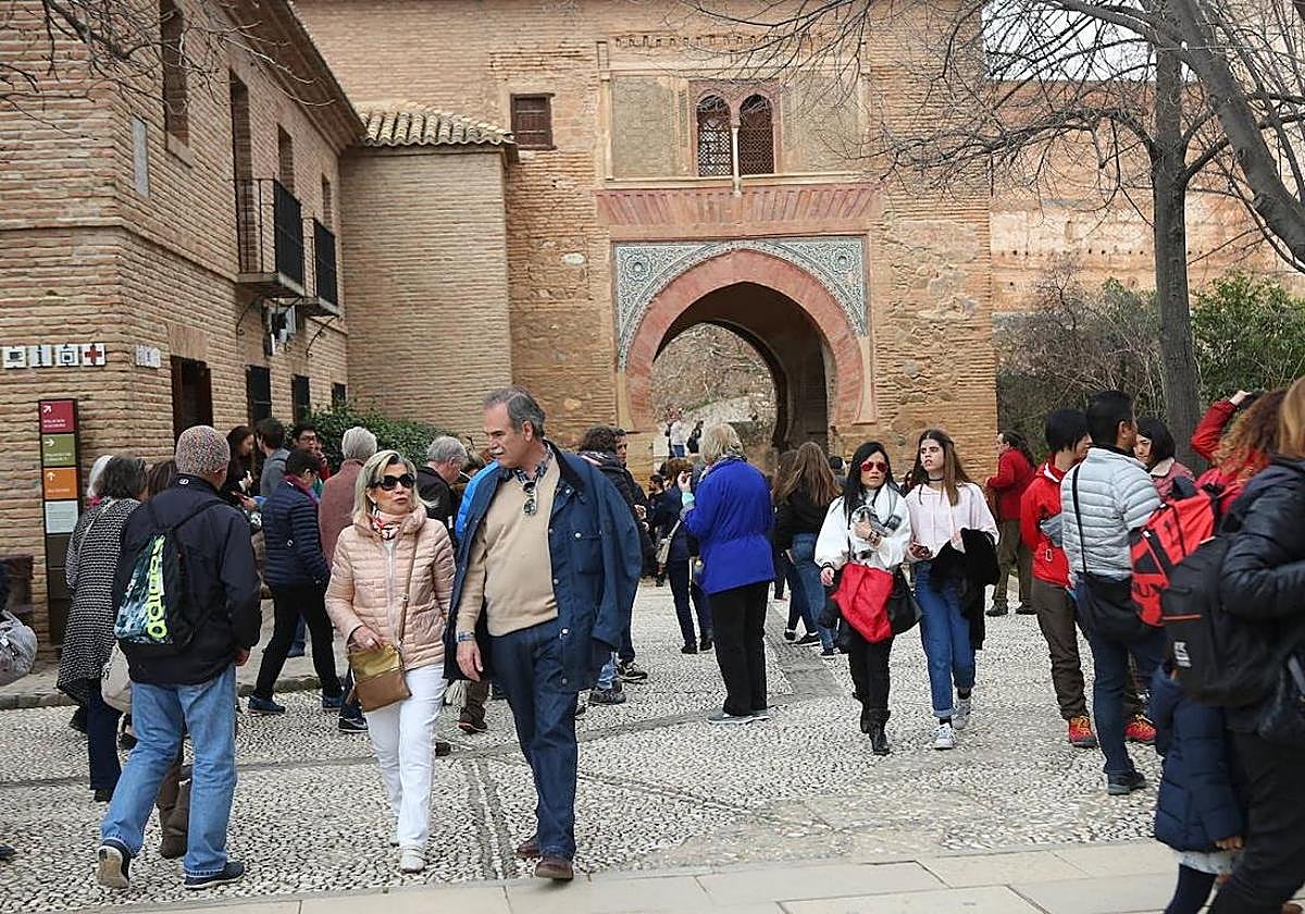Imagen de turistas en la Alhambra.