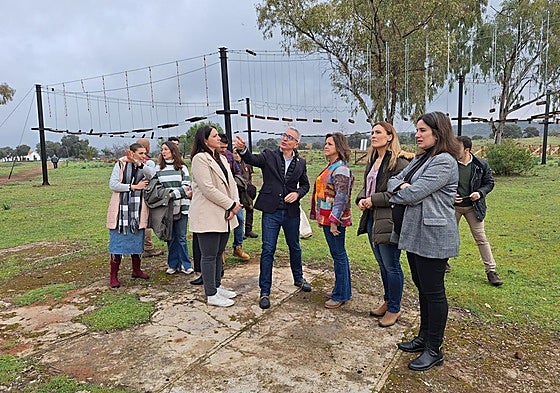 El alcalde de Bailén explica a la consejera de Sostenibilidad detalles del aula.