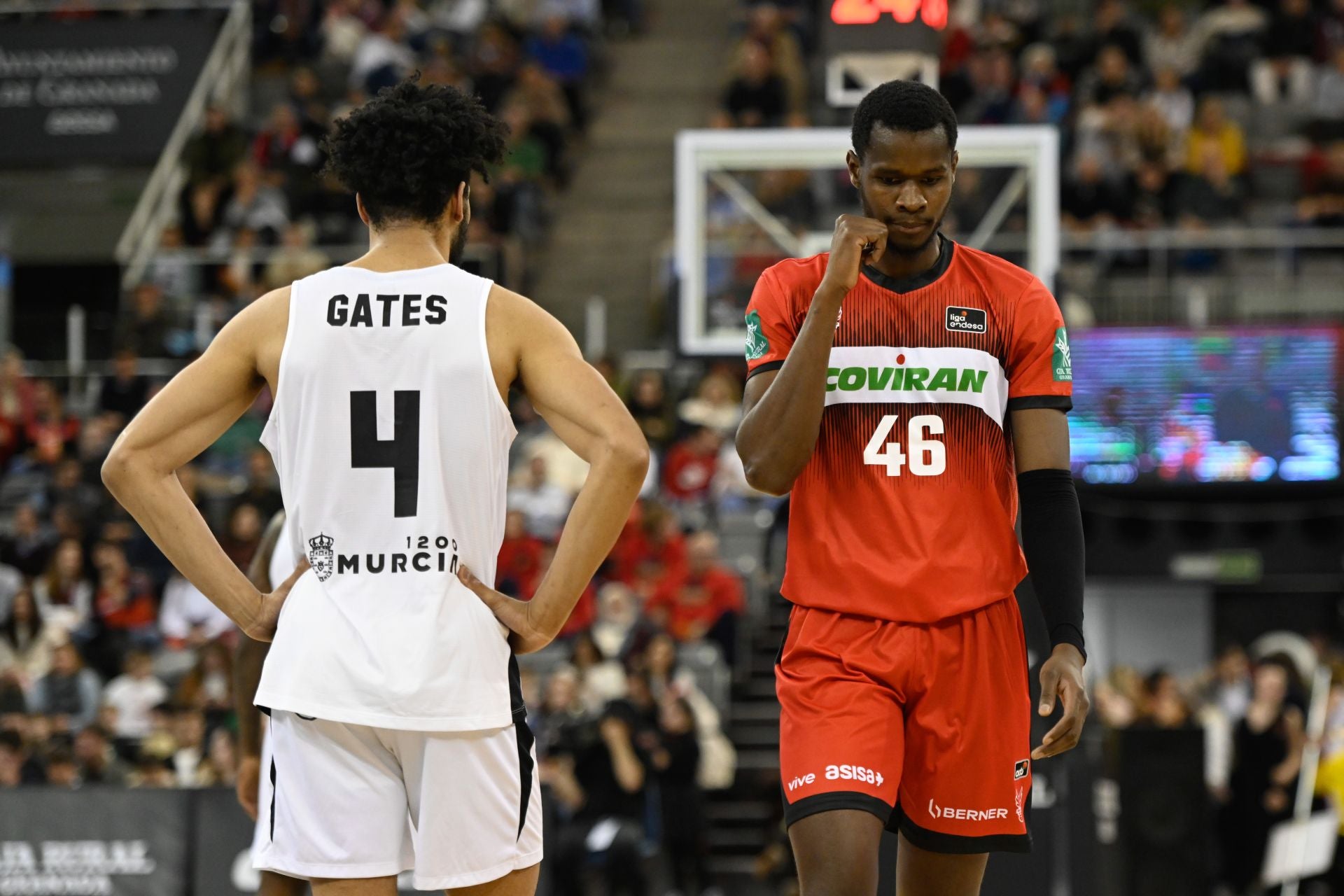Ousmane Ndiaye se cruza con Gates en el último partido jugado en el Palacio con el debut del senegalés en las filas del Covirán.