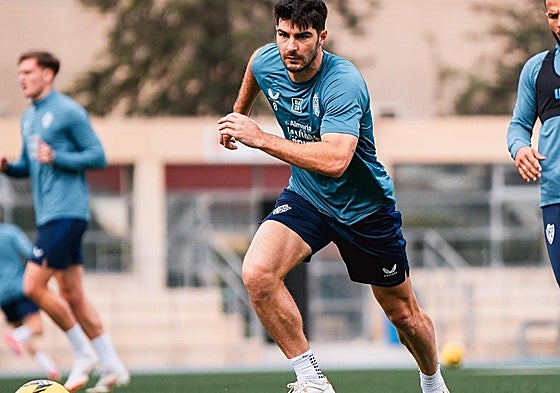 Recuperado, Gonzalo Melero puede estar en el centro del campo.