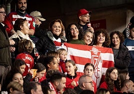 Mariló Martín, primera por la izquierda sosteniendo la bandera del Granada, durante el partido disputado el miércoles en el que jugó su hija Laura Pérez.