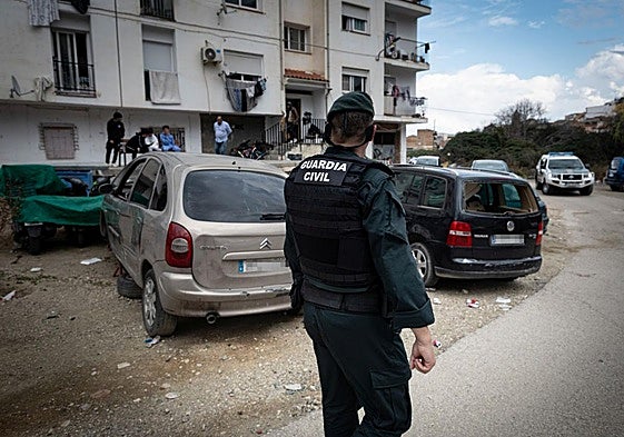 La Usecic de la Guardia Civil realizando labores de seguridad en el barrio de la Alfaguara de Loja.