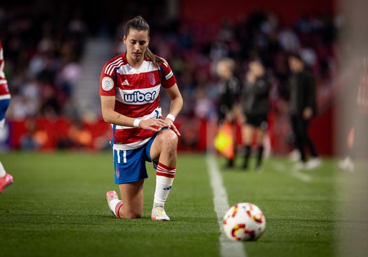 La rojiblanca Andrea Gómez se recupera tras una caída ante el Atlético de Madrid en Los Cármenes.