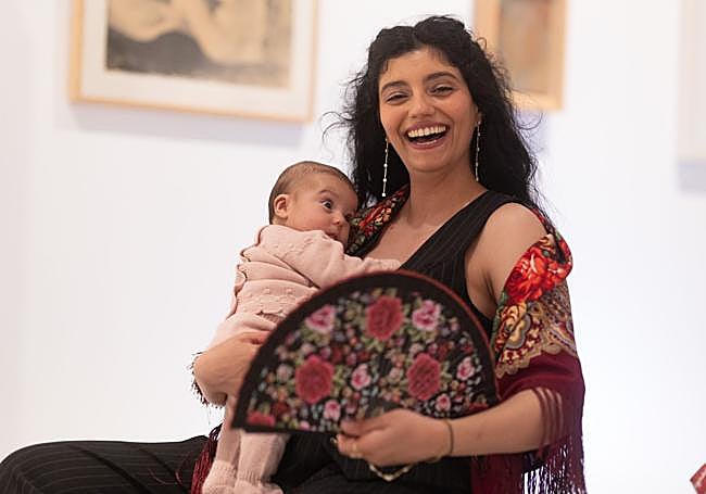 Jihan con el abanico y la pequeña Akasha.