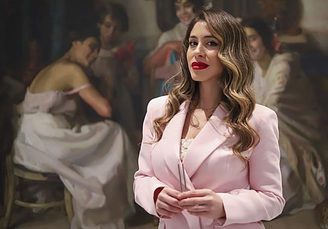 Myriam Sotelo, ante la obra de López Mezquita.