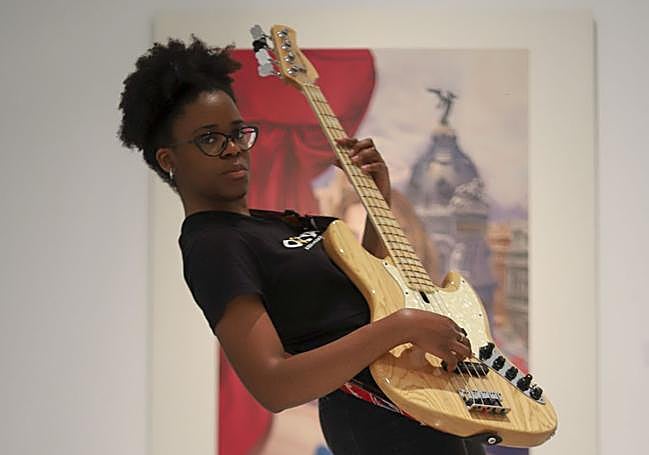 Ahinara Egea con su bajo eléctrico.