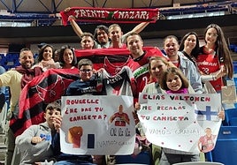 Evaristo, el joven aficionado que recibió una camiseta de Rouselle, con amigos y familiares.