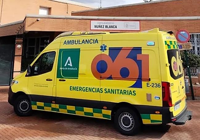 Ambulancia del 061 frente al complejo deportivo de Núñez Blanca.