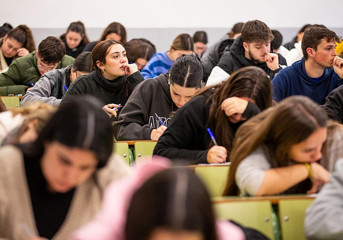 Imagen de archivo de un examen en la Facultad de Ciencias Políticas y Sociología de la UGR.