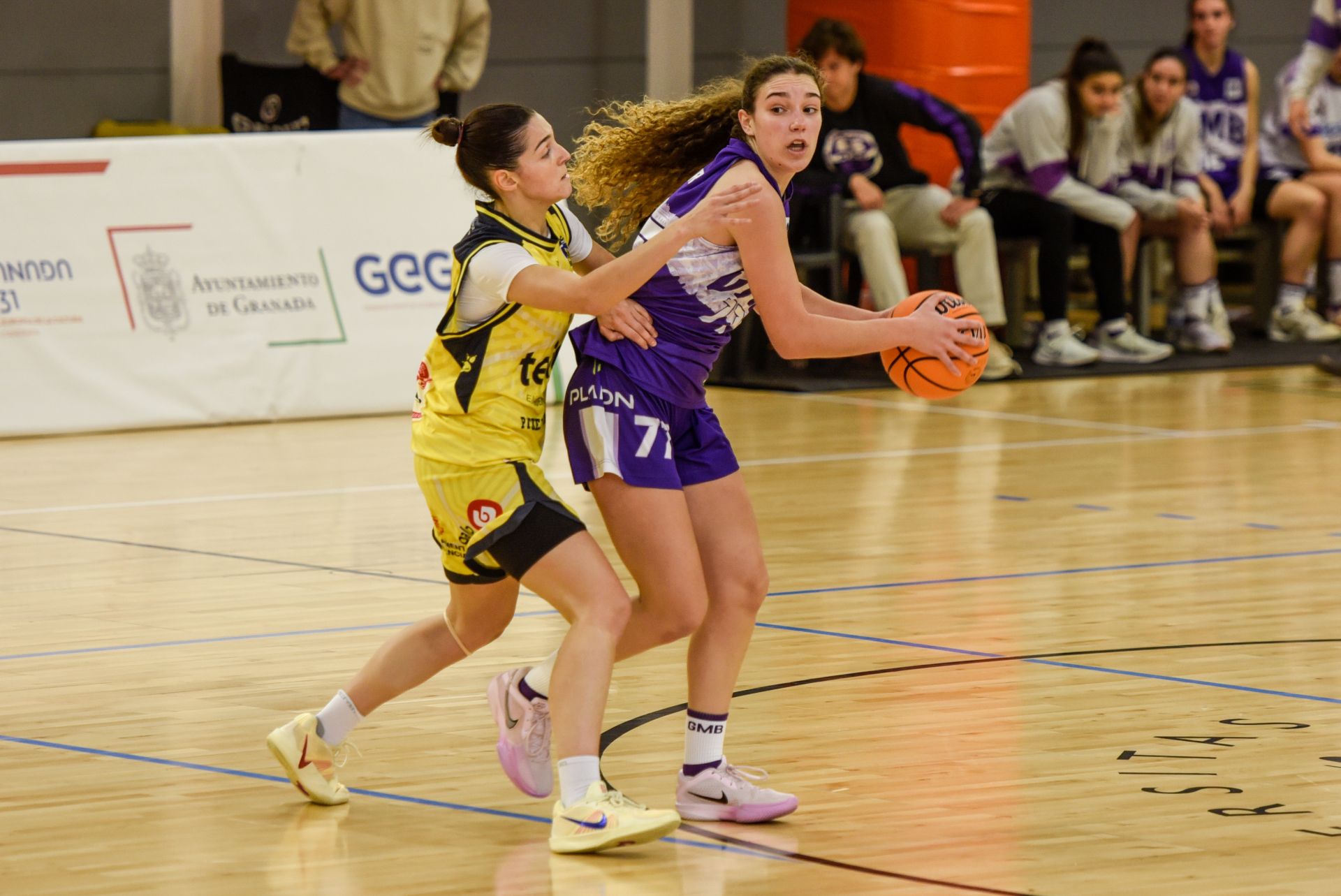 Laura Martínez (d) protege el balón en un partido anterior.