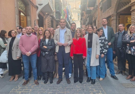 Juan Latorre en la presentación de su candidatura a liderar el PSOE de Jaén, junto a compañeros y compañeras