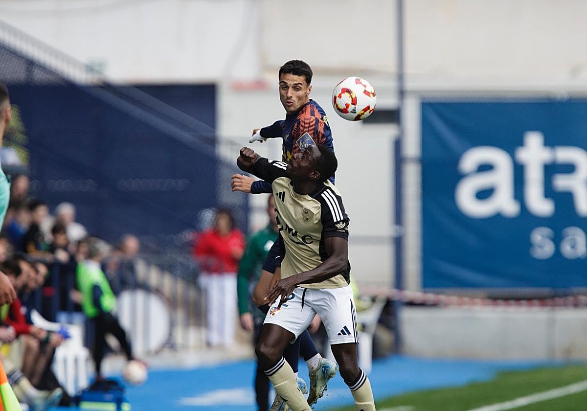Samu Gomis, durante una acción del partido en el feudo del UCAMMurcia