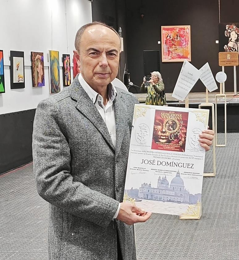 José Domínguez con el diploma del premio de honor