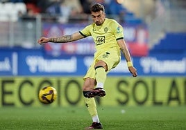 Centelles intenta el disparo a portería ante el Eibar.