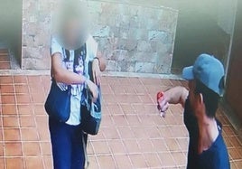 El presunto autor de la agresión muestra a su amiga su mano ensangrentada tras abandonar el piso de la víctima.