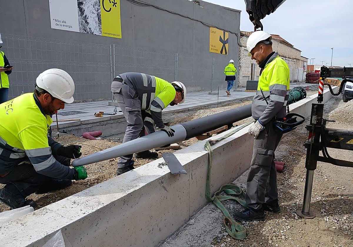 La Junta inicia la instalación de postes de catenaria en la prolongación sur del metro de Granada