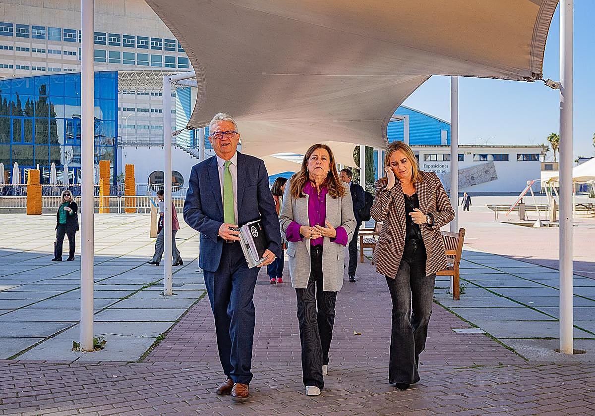 Luis Alcalá junto a la consejera y la alcaldesa, el 17 de febrero en un acto público en el Parque de las Ciencias.
