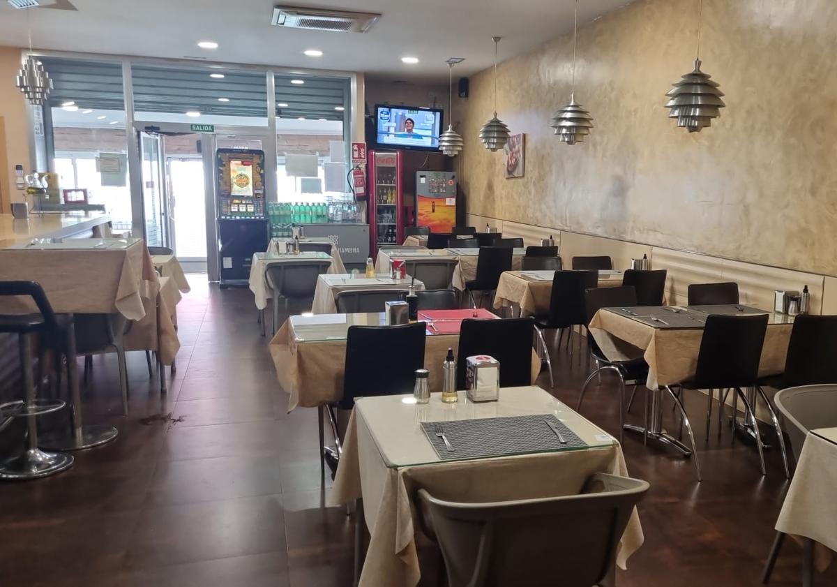 Imagen principal - El bar familiar de Granada con un menú del día de 50 platos «para todos los gustos»