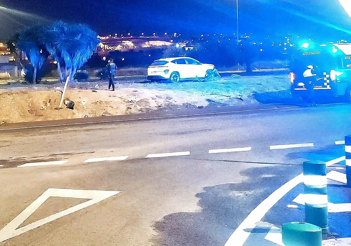 Estado del vehículo accidentado en la rotonda de La Zubia.