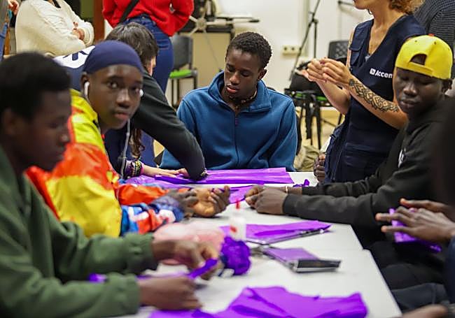 Accem siembra claveles como algo simbólico, porque son una flor que vino de Grecia y se ha convertioen símbolo de España.