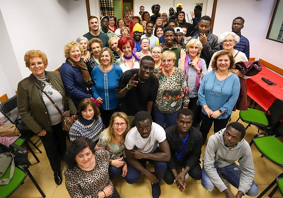 Mujeres de la Chana y migratnes del programa de Accem participan en una actividad intercultural.