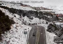Acceso a Pradollano por la carretera A-395 de Sierra Nevada en el kilómetro 30.