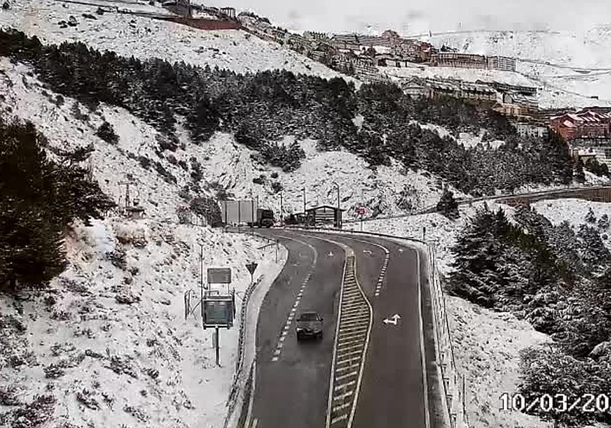 Acceso a Pradollano por la carretera A-395 de Sierra Nevada en el kilómetro 30.