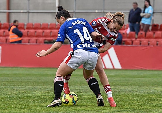 La rojiblanca Ornella pelea frente a la 'athleticzale' Baños por el balón durante el partido.