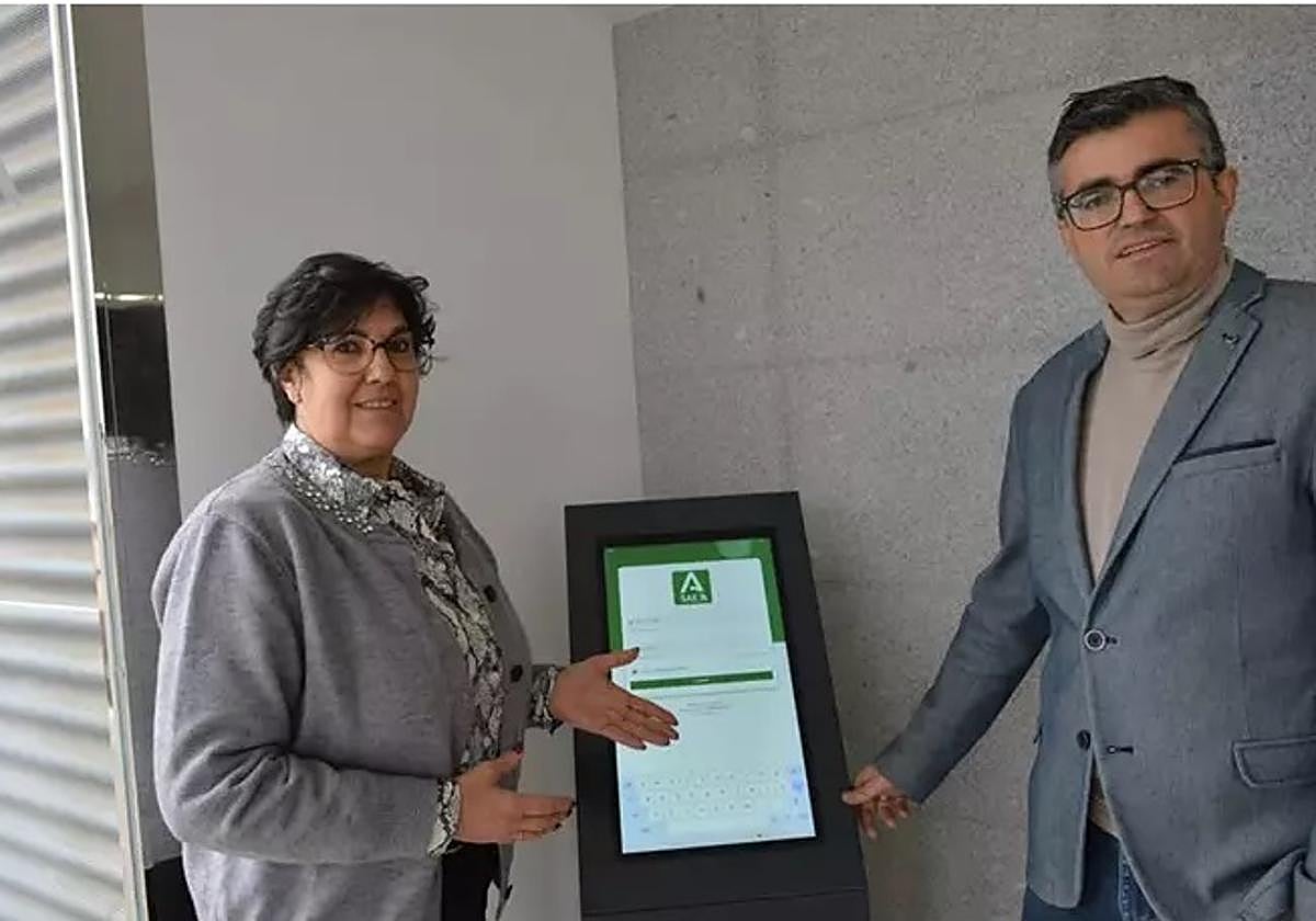 El delegado de Empleo de la Junta en Granada y director provincial del SAE, Javier Martín Cañizares, durante la visita al municipio de El Pinar junto a la alcaldesa, Mercedes Moreno.