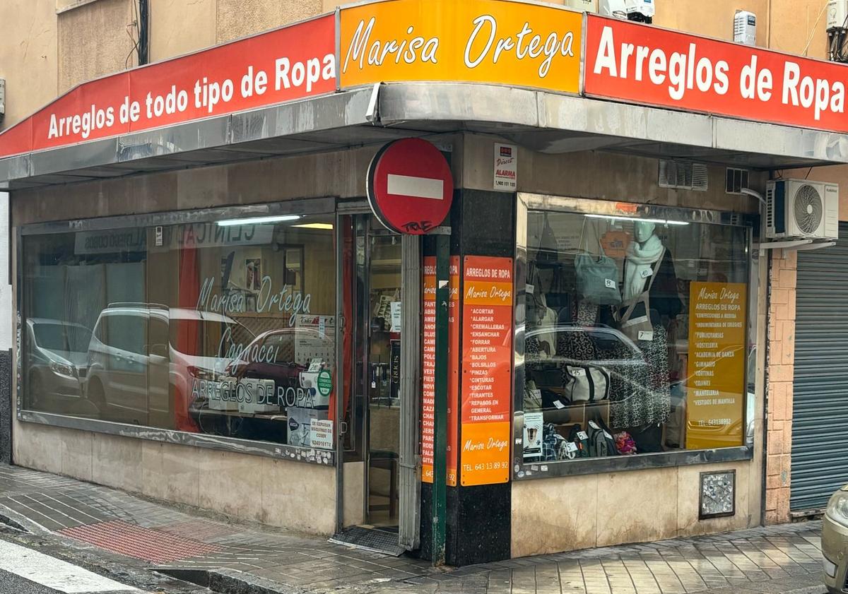 Imagen principal - La costurera de Granada que arregló «de urgencia» para los Goya el vestido de Candela, la novia de Alejandro Sanz