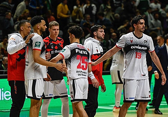 Cónclave en Málaga, los lesionados agradecen el esfuerzo a sus compañeros, con el deburante Luca Medal (25).