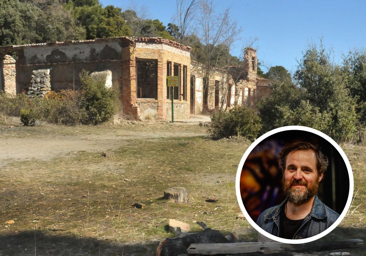 El viejo sanitario de la Sierra de Alfaguara, con Fernando Navarro, autor de 'Crisálida'.